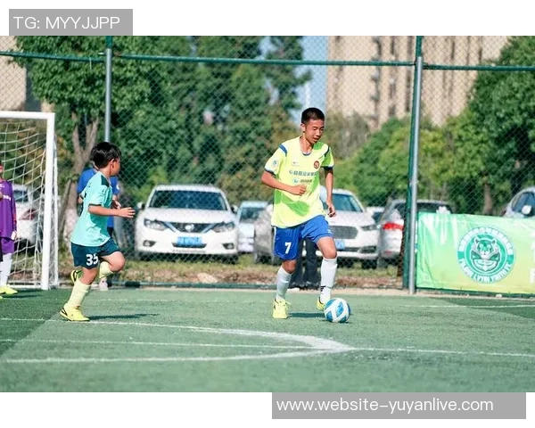 卡塔尔与伊朗足球队激战正酣谁将赢得这场精彩对决